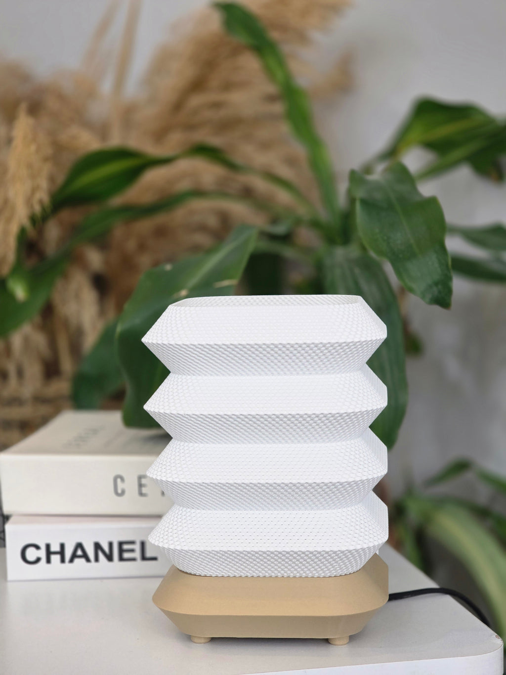 3D Baskı Modern Dekoratif Masa Abajuru – Geometrik Dalga Tasarım