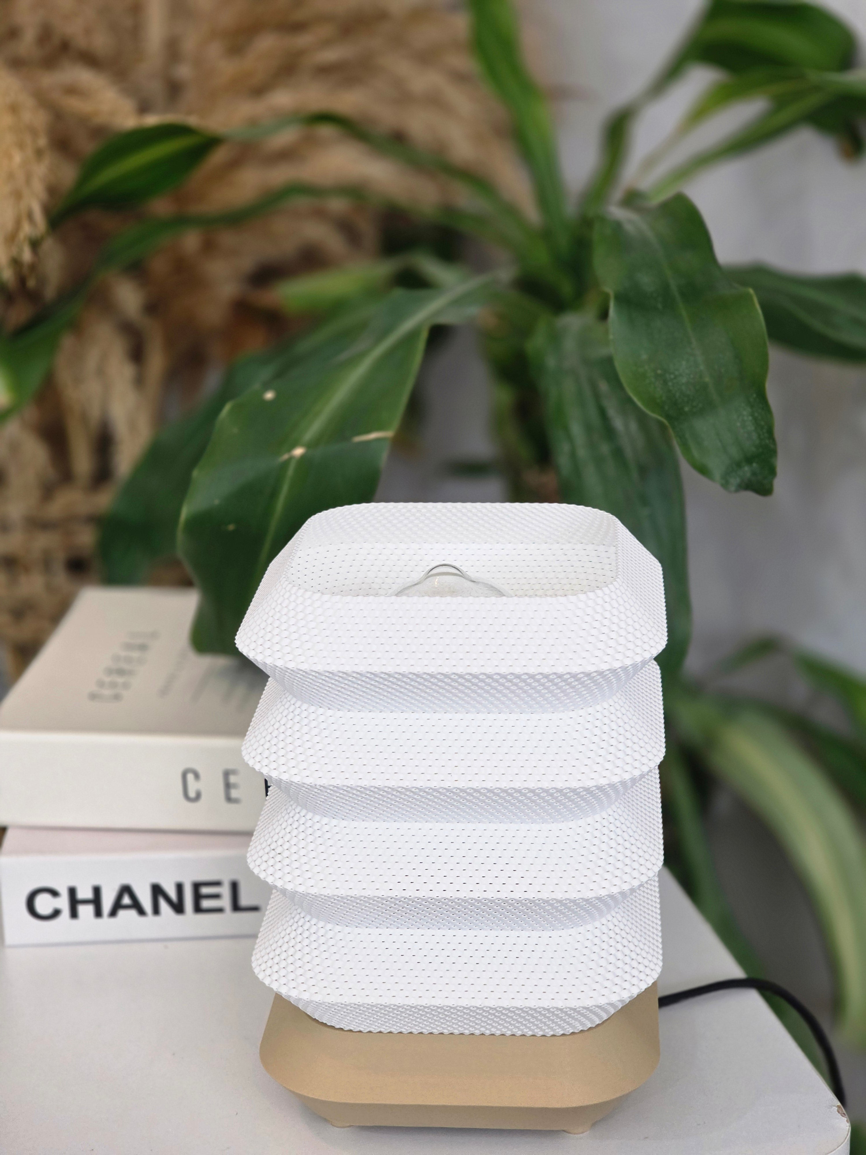 3D Baskı Modern Dekoratif Masa Abajuru – Geometrik Dalga Tasarım