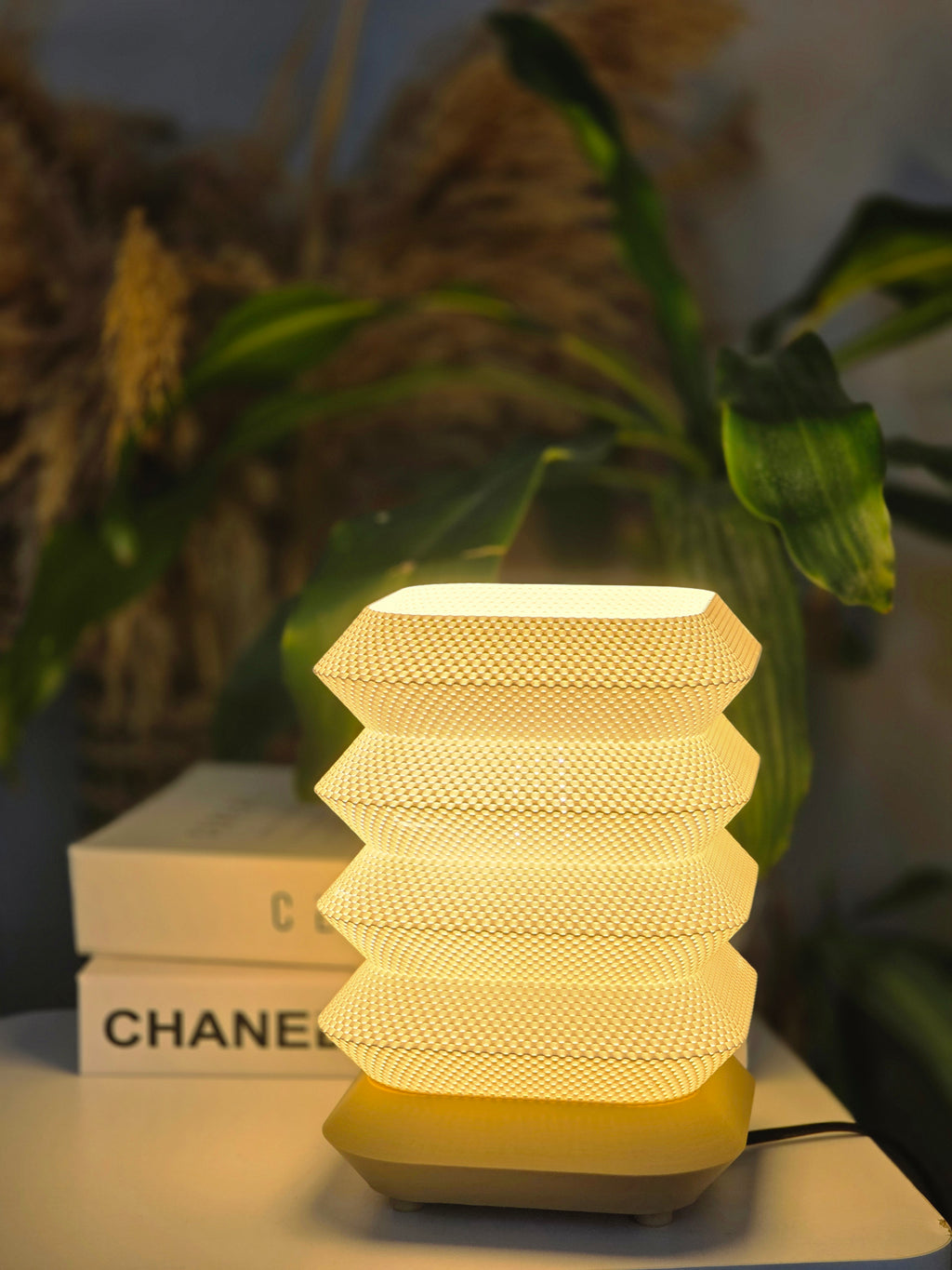 3D Baskı Modern Dekoratif Masa Abajuru – Geometrik Dalga Tasarım