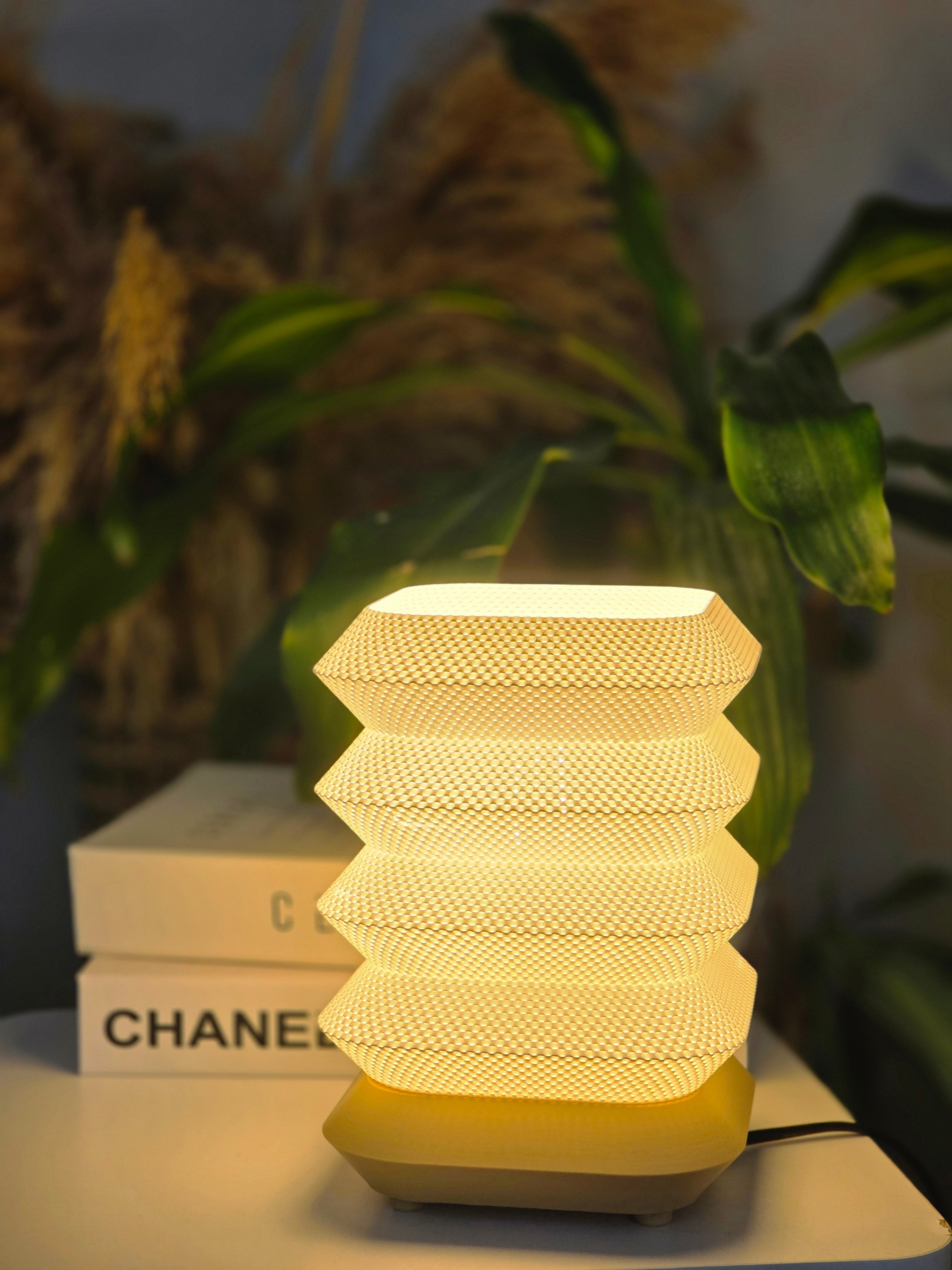 3D Baskı Modern Dekoratif Masa Abajuru – Geometrik Dalga Tasarım