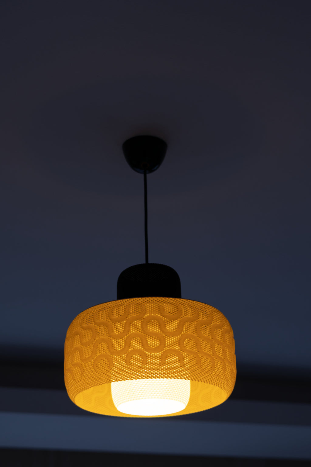 Modern Dalga Desenli 3D Tasarım Avize – E27 Duy Uyumlu, Şık Dekoratif Tavan Aydınlatma