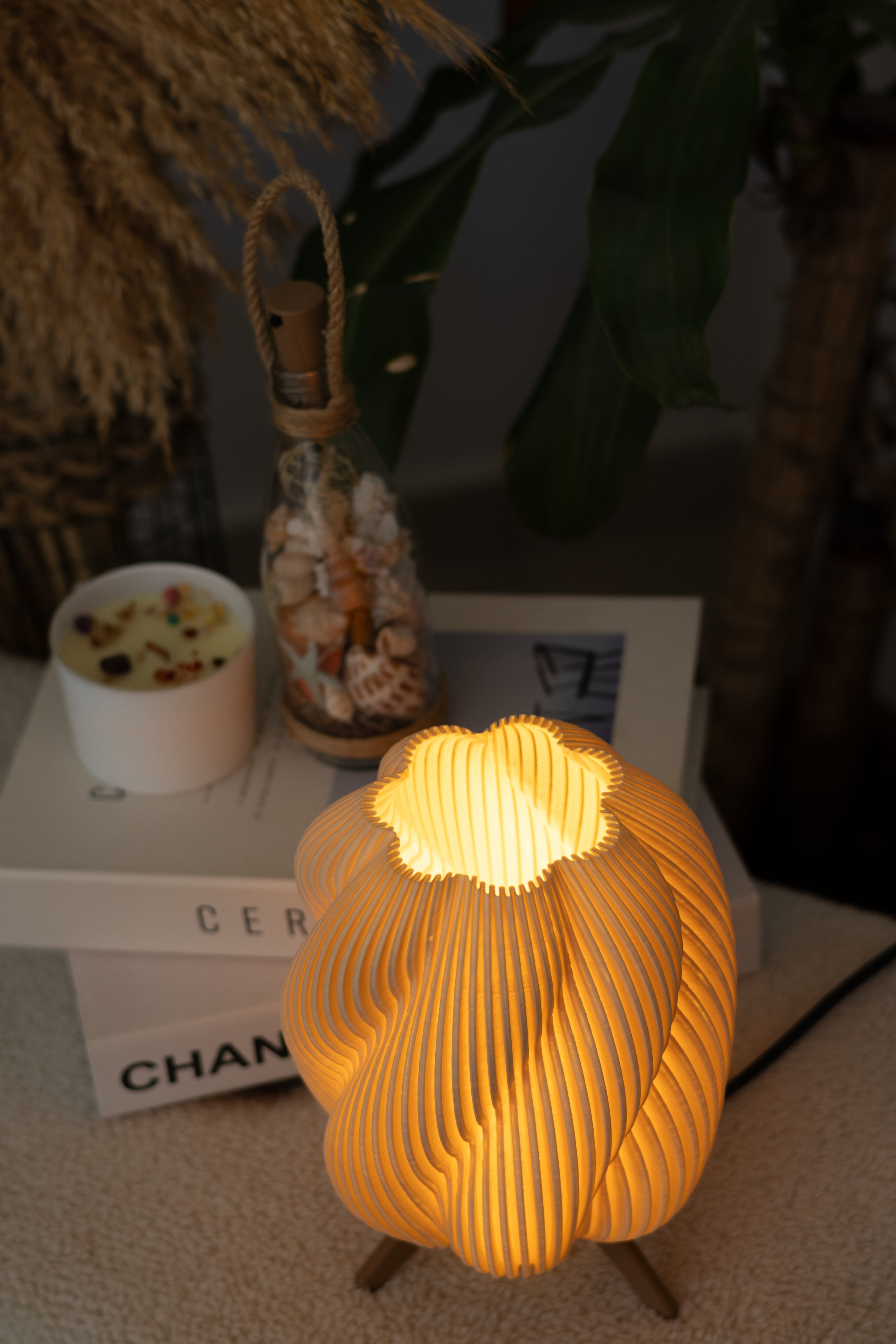 Modern Burgu Desenli Dekoratif Masa Abajuru (Ampul Dahil Değildir)