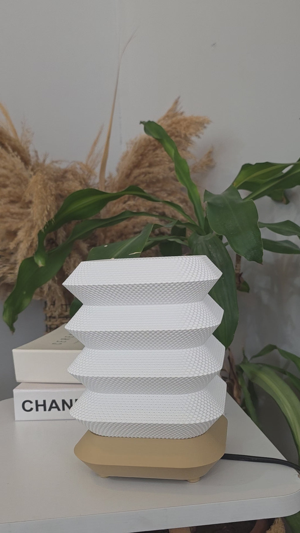 3D Baskı Modern Dekoratif Masa Abajuru – Geometrik Dalga Tasarım